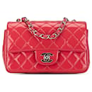 Bolso cruzado clásico rectangular mini de charol rosa de Chanel con solapa simple