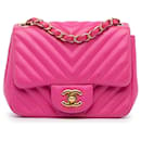 Bolso cruzado clásico mini cuadrado de piel de cordero Chevron rosa de Chanel