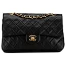 Schultertasche Chanel Medium Classic aus schwarzem Lammleder mit doppeltem Klappverschluss