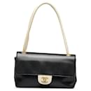 Sac à épaule en cuir d'agneau perforé noir Chanel Medium à rabat simple