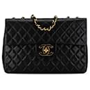 Bolsa de ombro Chanel Maxi XL Clássica em Couro de Cordeiro Preto com Flap Único