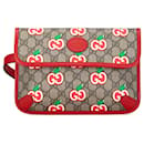 Bolso de cintura Apple GG Supreme rojo de Gucci