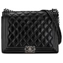 Bolsa de Ombro Boy Flap em Couro de Bezerro Bordado Preto Chanel Grande