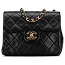 Bolsa transversal Chanel Mini Square Classic em couro de cordeiro preto com aba única