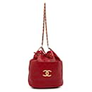 Sac seau en cuir d'agneau matelassé rouge Chanel CC