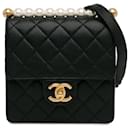 Borsa a tracolla Black Chanel Small in pelle di agnello chic con perle