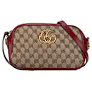 Cruzada Marmont GG Canvas pequeña en color tan de Gucci