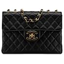 Schultertasche Chanel Jumbo XL Classic aus schwarzem Lammleder mit einfacher Klappe