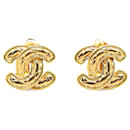 Pendientes de clip de cuero acolchado CC chapados en oro Chanel