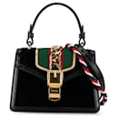 Mini bolsa Sylvie em veludo GG preto da Gucci