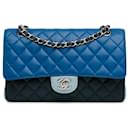 Sac à épaule double rabat moyen en agneau tricolore bleu Chanel