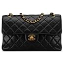 Sac à épaule à rabat double face en agneau noir Chanel Medium Classic