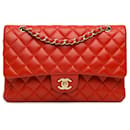 Bolso de hombro de doble solapa mediano de piel de cordero clásico rojo Chanel