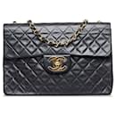 Schultertasche Chanel Maxi XL Classic aus schwarzem Lammleder mit einfacher Klappe