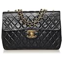 Schultertasche Chanel Maxi XL Classic aus schwarzem Lammleder mit einfacher Klappe