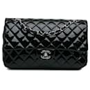 Sac à épaule Chanel Medium Classic en cuir verni noir à double rabat