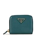 Porte-monnaie en Saffiano avec plaque triangle Prada en vert turquoise