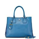 Prada Triangle Plate Saffiano Handtasche aus blauer Leder