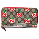 Portafoglio rotondo Gucci GG Supreme Apple Collection per donne