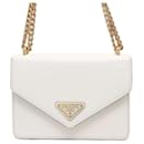 Bolso de cadena Prada en cuero Saffiano blanco