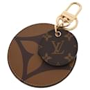 Llavero charm Monogram Giant Illustre de Louis Vuitton