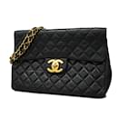 Bolso de hombro de piel de cordero negro Chanel con herrajes dorados