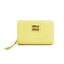 Portefeuille bi-fold en cuir jaune Miu Miu