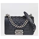 Bolso flap Small Boy de caviar acolchado negro de Chanel