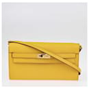 Cartera Kelly To Go Epsom Amarillo Ámbar de Hermès