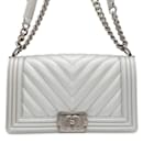 Bolso de hombro Chanel Boy de cuero caviar Chevron