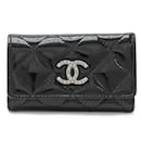 Porte-clés en cuir émaillé noir Chanel