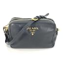 Bolso de hombro de cuero negro Prada 1BH082