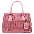 Prada Handtasche aus geprägtem Tessuto mit Nappa-Besatz in Pink