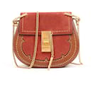 Bolsa crossbody mini Drew em couro de bezerro camurça liso, com studs, em vermelho e marrom - Chloé