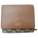 Portefeuille bi-fold GG Supreme Petit Marmont pour femmes Gucci