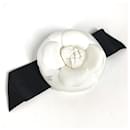 Broche bicolore Chanel AA9146