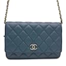 Portefeuille chaîne Chanel en cuir caviar bleu métallique