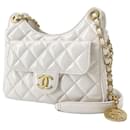 Bolso de hombro de piel de ternera blanca Chanel con cadena