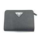 Prada Saffiano Dreiecks-Bifold-Brieftasche