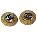 Boucles d'oreilles clips vintage Chanel en or et noir