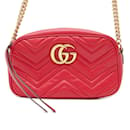 Bolso de hombro pequeño acolchado Gucci GG Marmont