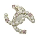 Broche en or Chanel avec des fausses perles