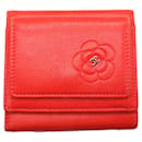 Portefeuille tri-fold Camélia de Chanel en cuir de veau orange