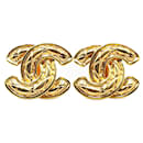 Boucles d'oreilles clips en or plaqué Chanel Matelassé Coco Mark