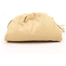 Bottega Veneta Mini The Pouch Bolso de hombro de cuero en beige mantequilla