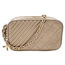 Chanel Schultertasche aus goldenem Leder