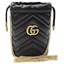 Bolso de hombro de cuero negro Gucci con cadena