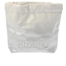 Sac à main Chanel 22 en blanc/argent