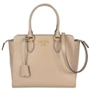 Bolso de cuero Saffiano beige de Prada