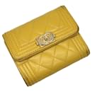 Cartera Chanel Boy Tri-Fold en piel de cordero amarilla